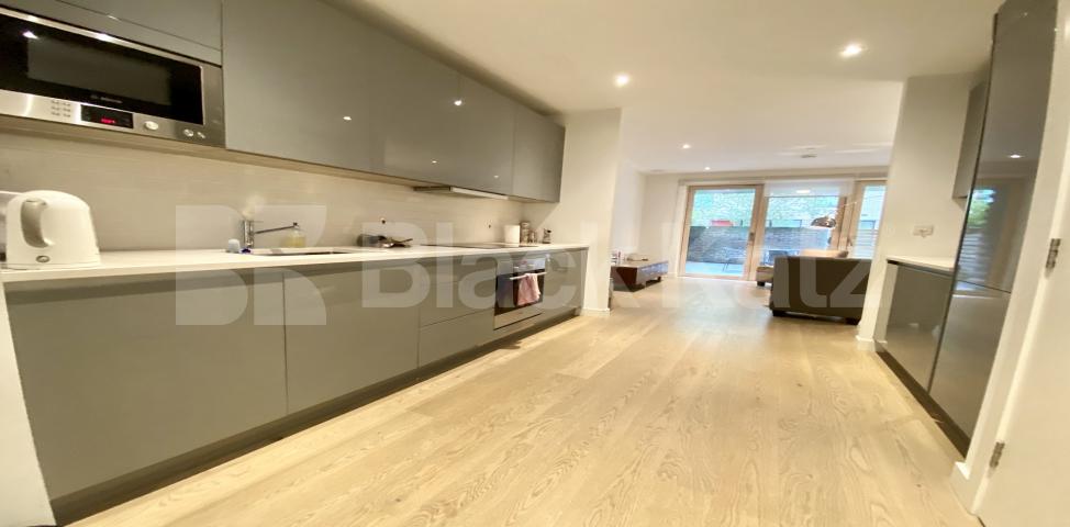 			NEW INSTRUCTION , 3 Bedroom, 1 bath, 1 reception Apartment			 Victory Place Trafalgar Place , Elephant and Castle / Borough 